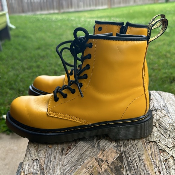 Dr Martens Kids size 3 boots! Model 1460 J Yellow Air Ware Boots! - Picture 4 of 4